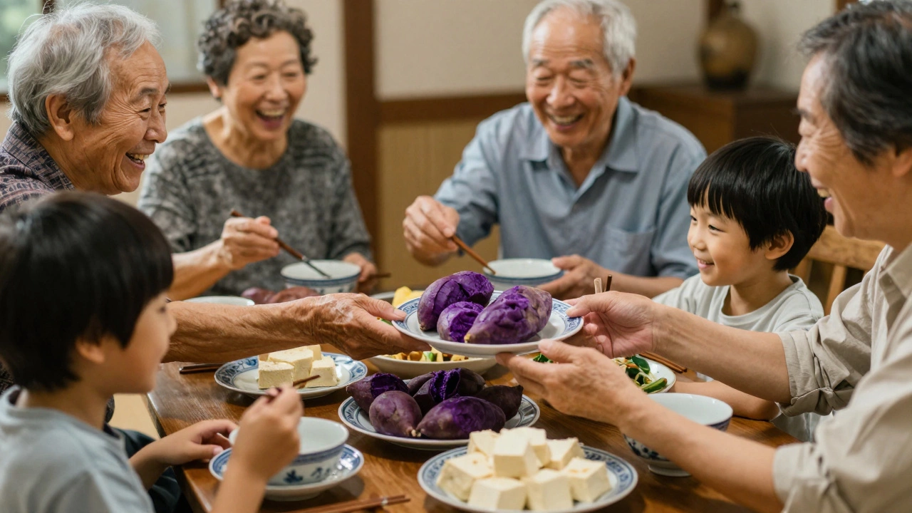Счастливые люди в Окинаве за общим столом с блюдами из сладкого картофеля и тофу